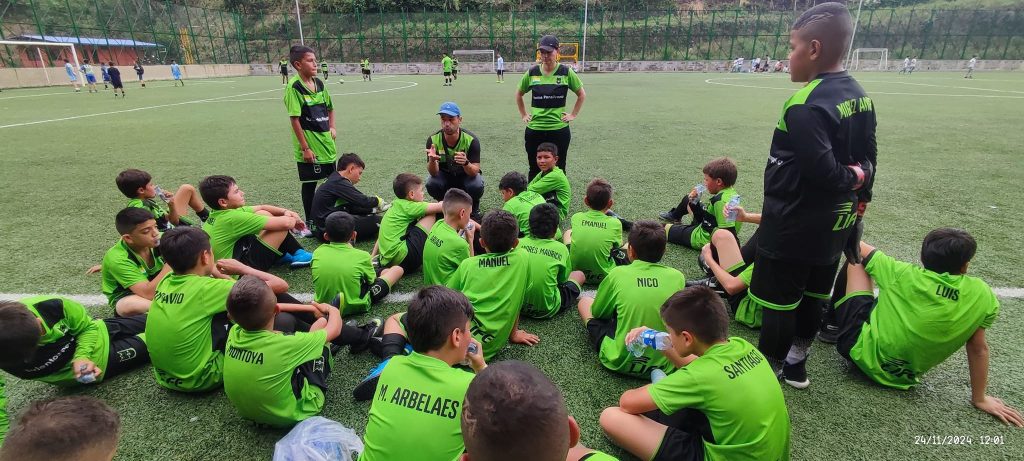 Pablo y Leidy saben de futbol y lo enseñan a más de 100 niños y niñas en la escuela TALENTOSOS de Pensilvania Caldas